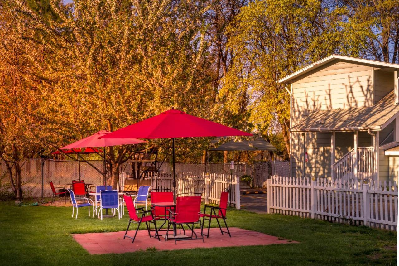 Maple Leaf Motel Shady Cove Экстерьер фото